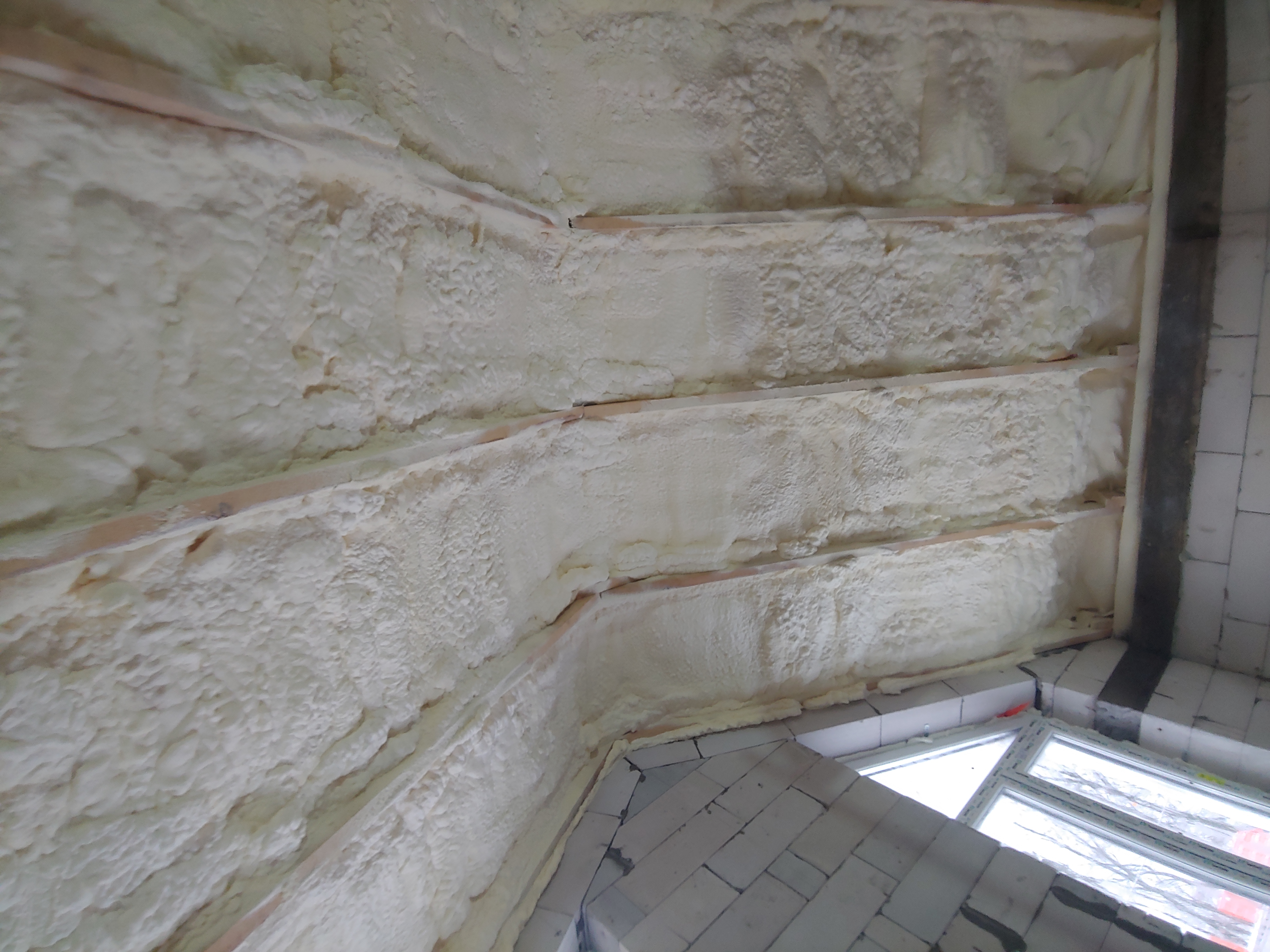 Теплоізоляція стелі з використанням пінополіуретану у приватному будинку