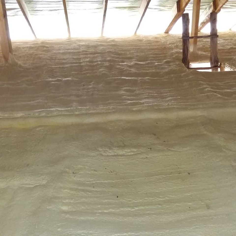 Покриття пінополіуретаном для ізоляції стелі в дерев’яному будинку